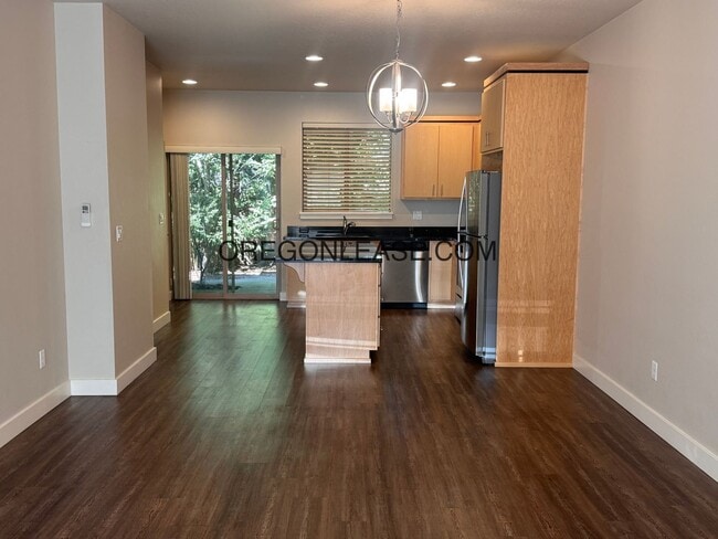 Building Photo - 2 bedroom 2.5 bath townhouse in Cal Young Area
