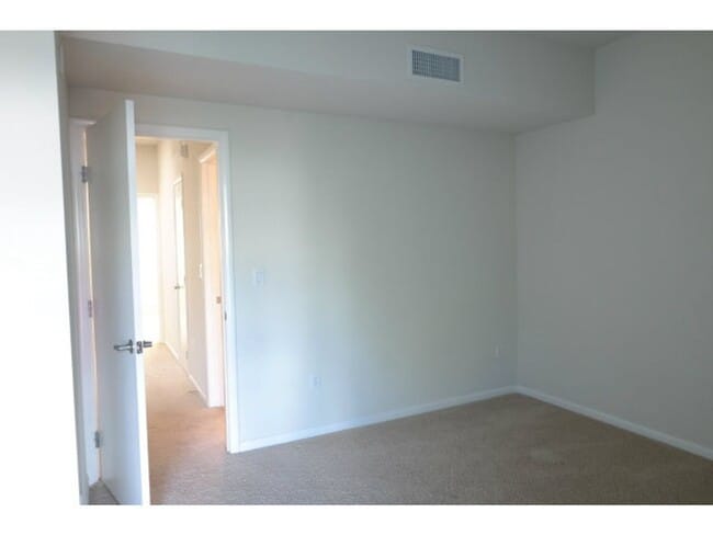 Building Photo - Modern Townhome Style Tri-level 2-BR, 2.5B...