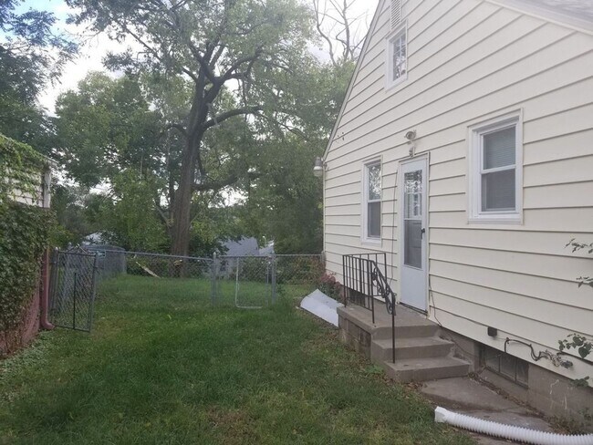 Building Photo - Spacious 4 Bedroom 1.5 Bath House!!