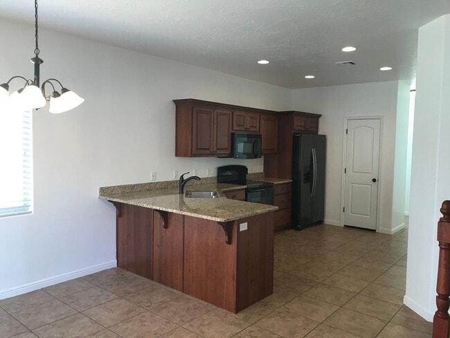 Building Photo - Beautiful 3 bed, 2.5 bath townhome, end unit! Very close to the pool!