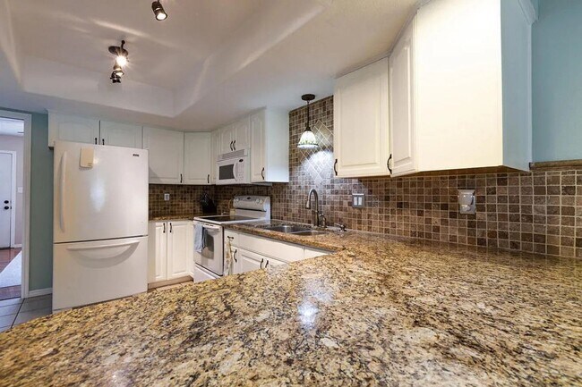 Building Photo - Easy Living! 3 Bedroom Home Condo in St. G...