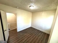 Building Photo - 1001 W 7th St