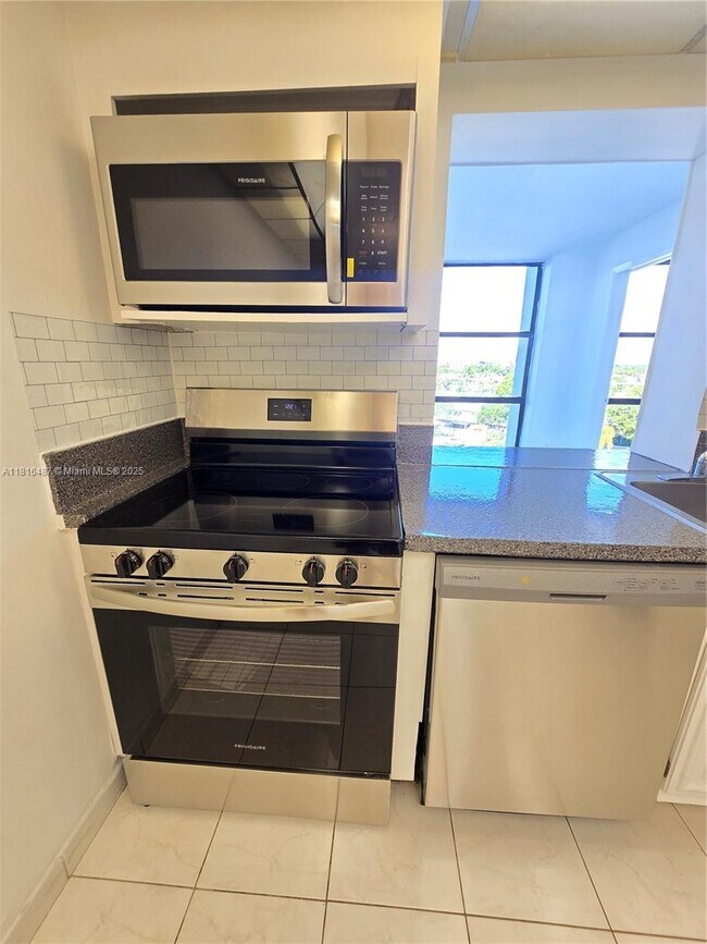 Building Photo - 1000 Parkview Dr