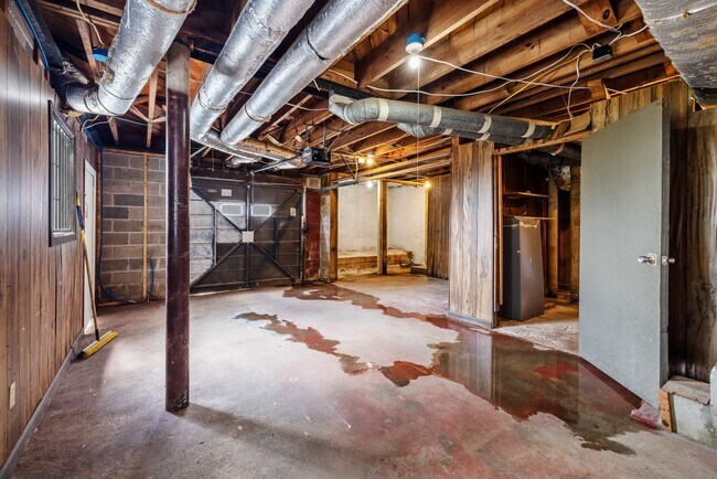 Building Photo - Charming 4 Bedroom, 2 Bathroom house