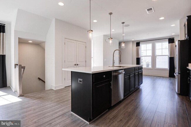 Building Photo - 135 Wake Robin Ct