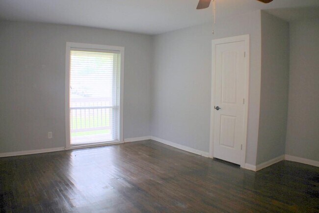 Building Photo - 8241 Glenview Dr