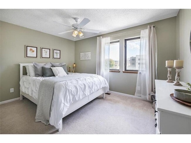 Building Photo - 334 W 5th St