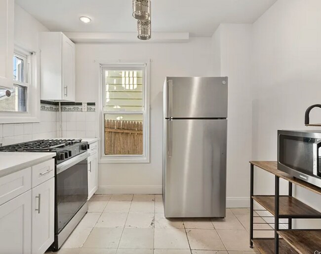 Building Photo - 2 Kitchen Home in Forest Hills - Ideal for Shared Living