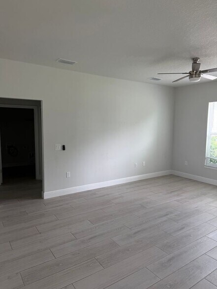 Building Photo - 121 Carillo St NE