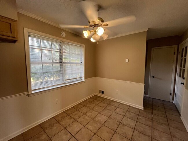 Building Photo - Renovated 3 Bedroom 2 Bath Home with 2 Car...
