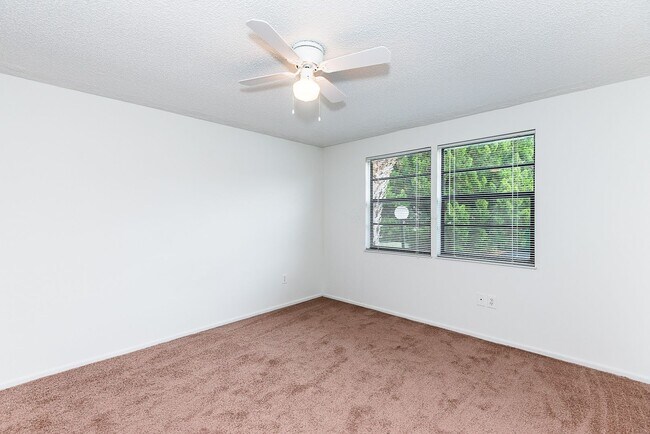 Building Photo - IDEAL CENTRAL LOCATION IN PORT CHARLOTTE