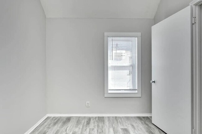 Building Photo - Square 131 - 4880 - 12 Plex