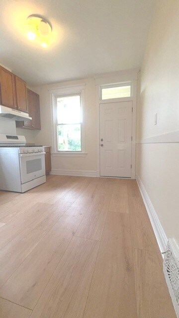 Building Photo - 4511 N Greenview Ave