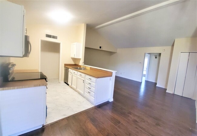 Building Photo - Welcome to this 3-Bedroom, 2-Bathroom Dupl...