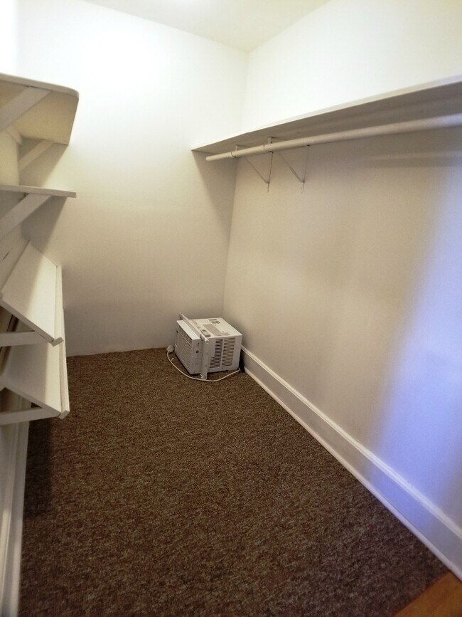 Building Photo - 27 Yasgur Rd