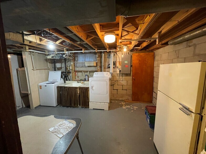 Building Photo - 308 S Main St