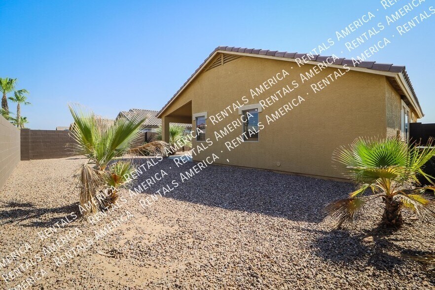 Building Photo - 2033 N Thunderbird Ave