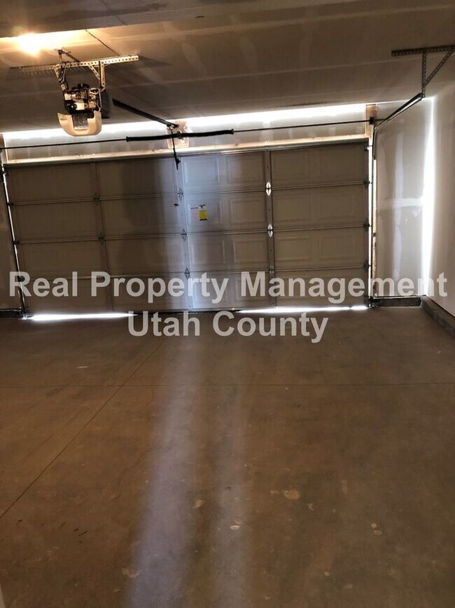 Building Photo - 8187 Broken Spoke Ln