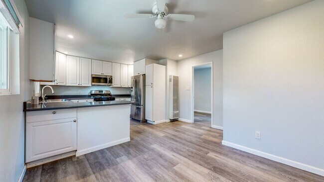 Building Photo - Gated and fully remodeled 1 bedroom 1 bath...