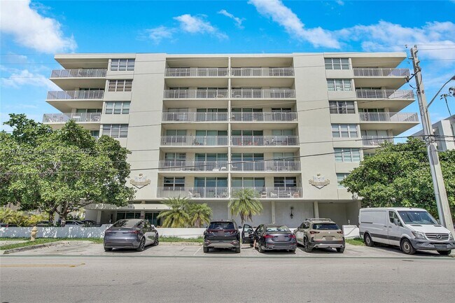 Building Photo - 9500 W Bay Harbor Dr