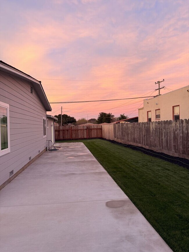 Building Photo - Bolsa Knolls NEWLY UPDATED 3 Bedroom / 2 Bathroom House w/ Fenced Yard & Laundry Hookups