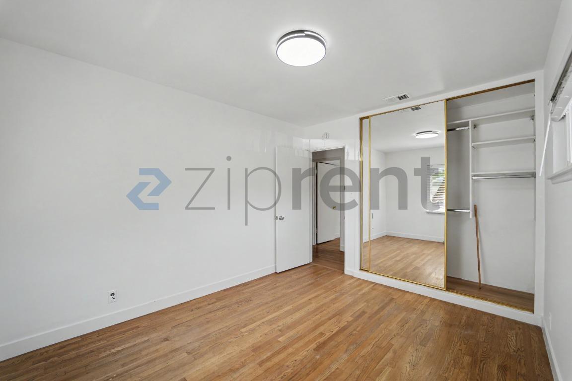 Building Photo - Unit