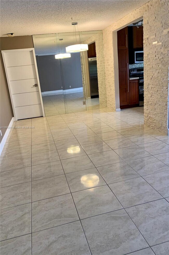 Building Photo - 16919 N Bay Rd