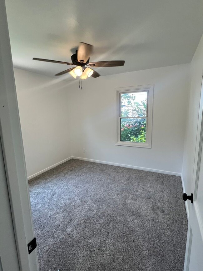 Building Photo - 2 Bedroom 1 Bathroom 1200.00