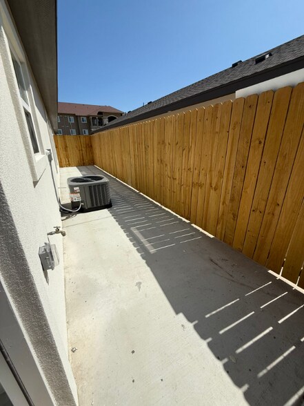 Building Photo - 1706 Violet Dr