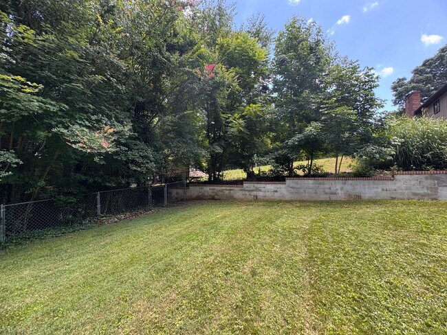 Building Photo - 4 Bedroom Jamestown Beauty!