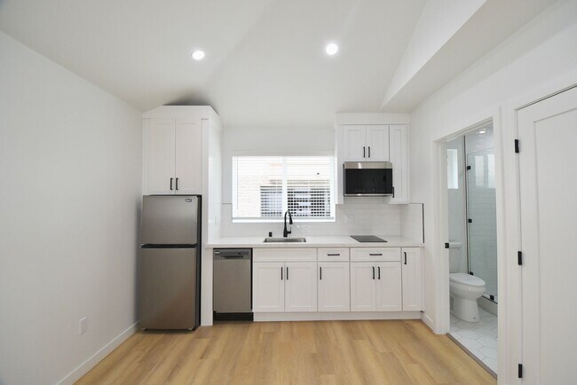 Building Photo - 10919 Camarillo St