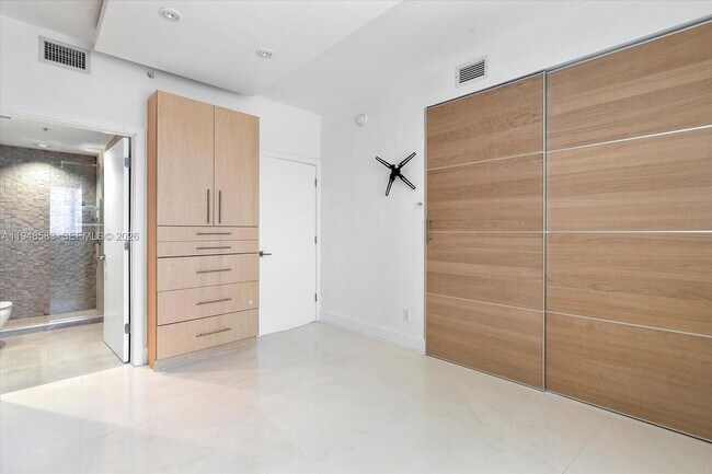 Building Photo - 601 NE 36th St