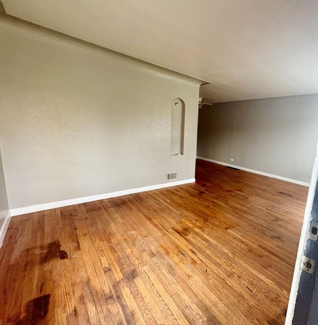 Building Photo - Charming 2 Bedroom Upper Unit onsite Laundry!