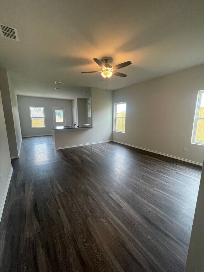 Building Photo - 110 S Rainbow Dr