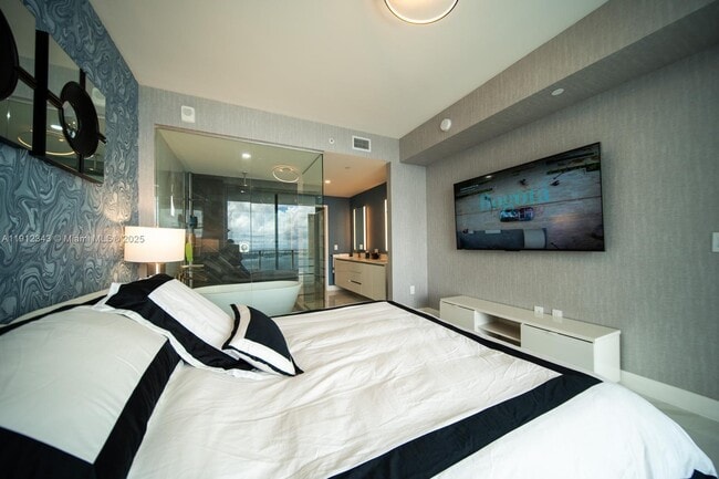 Building Photo - 700 NE 24th St