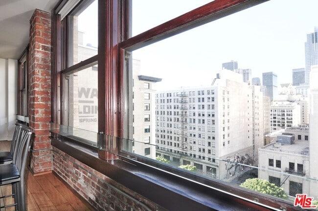 Building Photo - 460 S Spring St