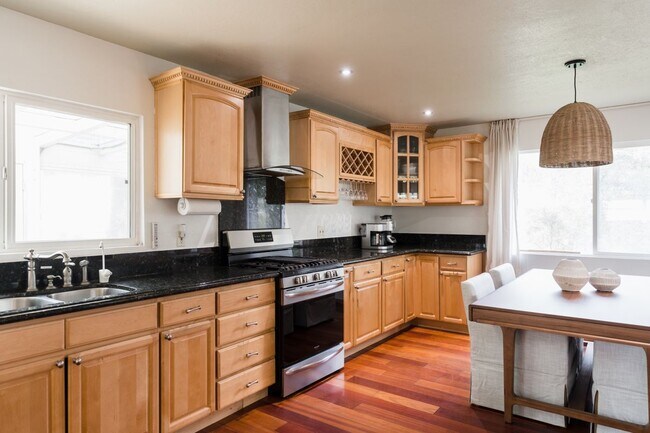 Building Photo - 309 S Rios Ave