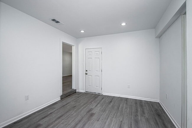 Building Photo - 119 Poinsetta Dr