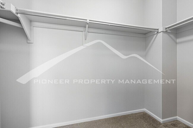 Building Photo - Spacious Home with Central AC and Washer/D...