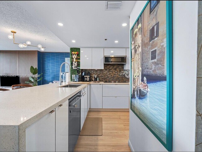 Building Photo - 7601 E Treasure Dr