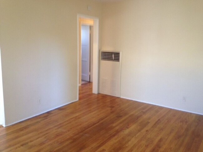 Building Photo - 2212