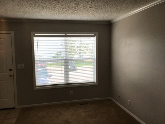 Building Photo - Beautiful 2bd 1.5 bath town home for rent ...
