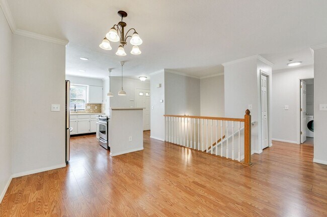 Building Photo - Updated 3-Bedroom Townhome in Ideal Location