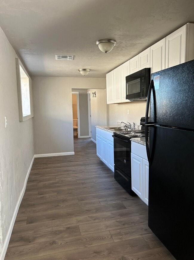 Building Photo - 212 W Blacklidge Dr