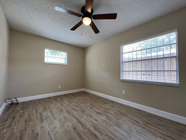 Building Photo - Newly Renovated 3/2 Home ~ Brand New Kitchen ~ Updated Bathrooms ~ Fenced Yard!