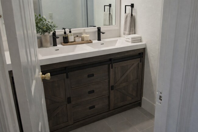 Building Photo - Beautiful 1/1 Wood Floor Condo for rent with Serene trees view from your screened balcony.