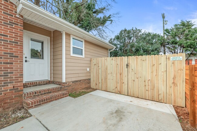 Building Photo - Freshly Painted 3-Bedroom Home minutes fro...