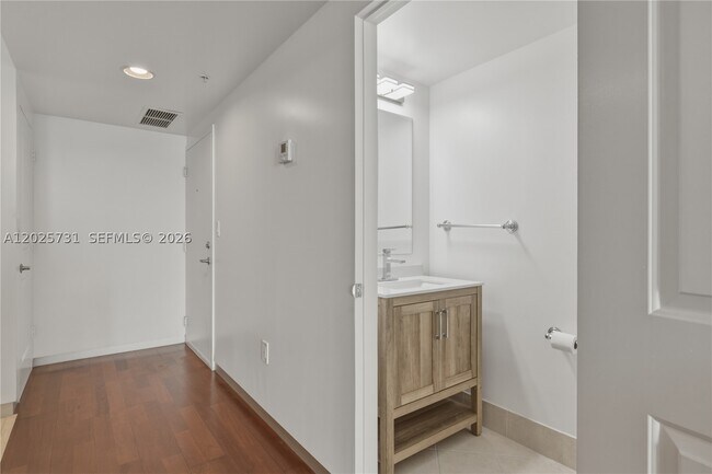 Building Photo - 401 SW 4th Ave