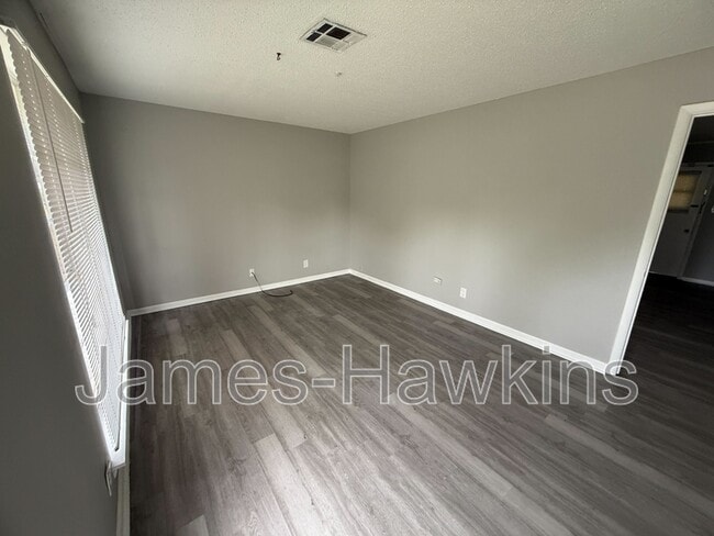 Building Photo - 6160 Hinchcliff Rd