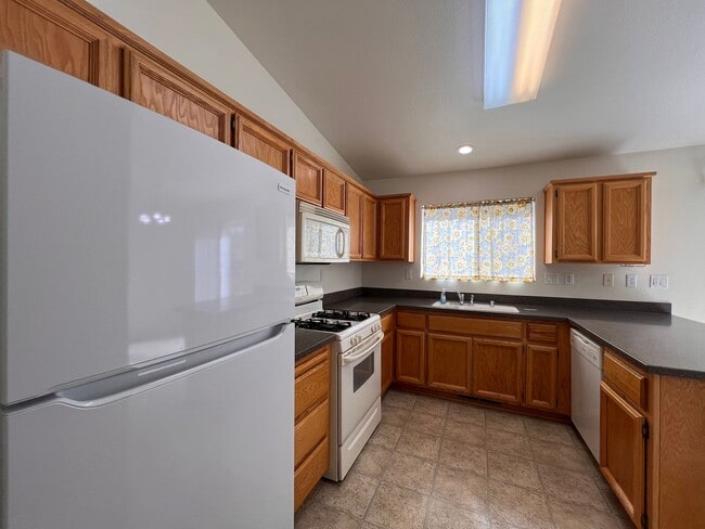 Building Photo - Centrally located 3 bedroom home in Fernley- 3 car garage
